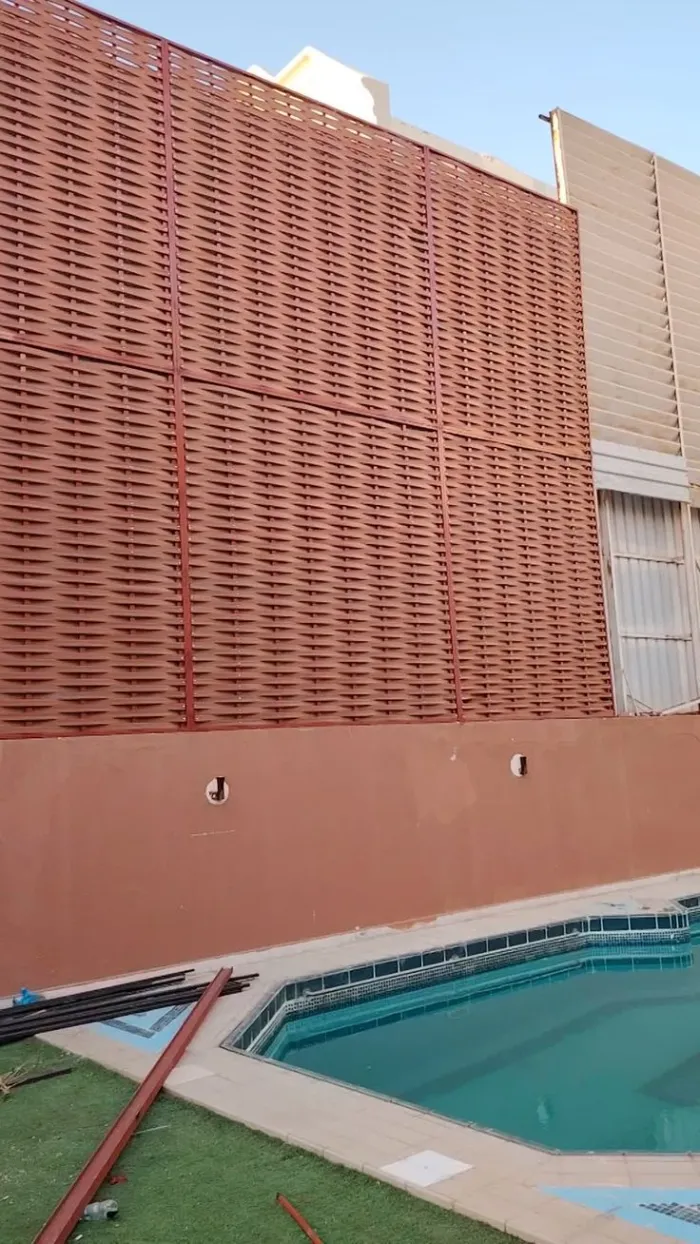 سواتر المدارس في حي الإسكان: تعزيز الخصوصية والأمان في البيئة التعليمية